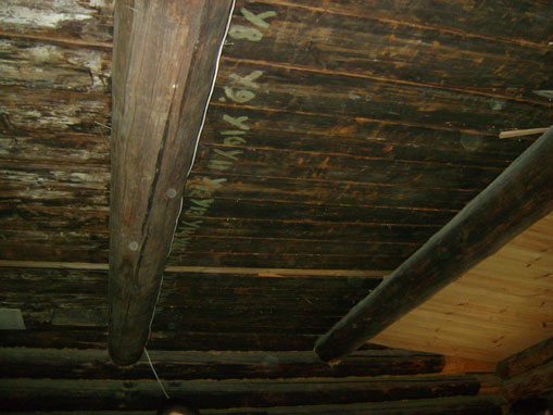 Отреставрированный потолок курной избы из с. Ошевенское.
